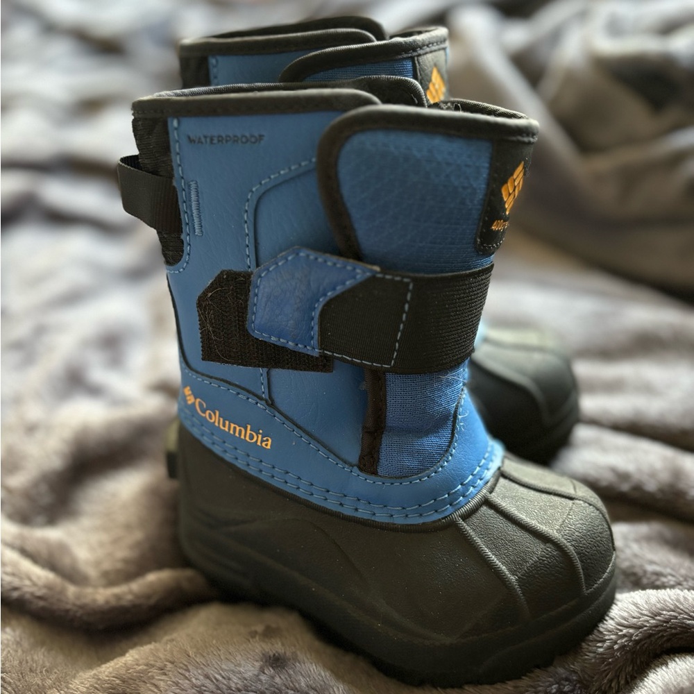 Columbia Toddler Snow Boots Size 6 
BRAND NEW *NEVER WORN* 
NWT